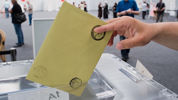 Eine Hand wirft einen Wahlbrief in eine Wahlurne © dpa-Bildfunk Foto: Julian Stratenschulte
