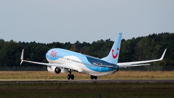 Ein Flugzeug der Tuifly startet am Flughafen in Hannover. © picture alliance Foto: Julian Stratenschulte