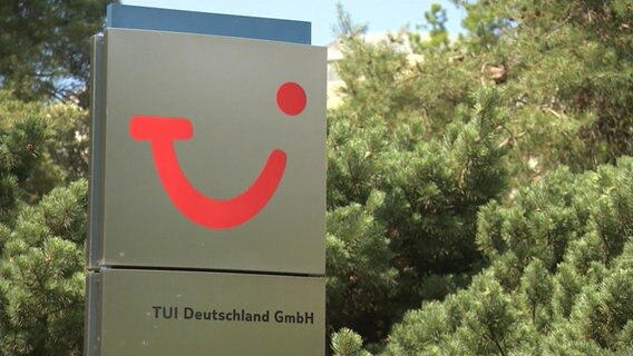 Firmenlogo von TUI auf einem Schild vor dem Konzerngebäude in Hannover. © NDR 