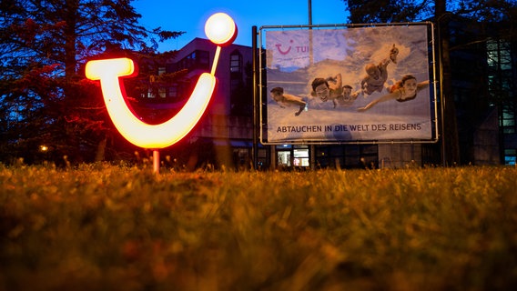 Das Bild zeigt das Tui-Logo auf dem Gelände des Firmensitzes in Hannover. © dpa-Bildfunk Foto: Julian Stratenschulte