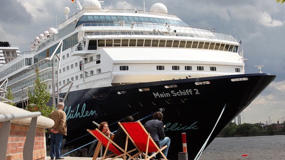 Das TUI-Cruises-Kreuzfahrtschiff "Mein Schiff 2" liegt am Cruise Center im Hamburger Hafen. © picture alliance/dpa Foto: Bodo Marks