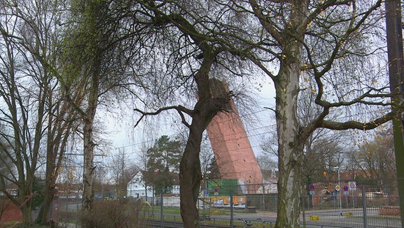 Ein Kirchturm wird gesprengt. © NDR 