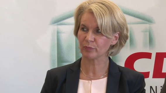 Elke Twesten (CDU) bei einer Pressekonferenz. © NDR 