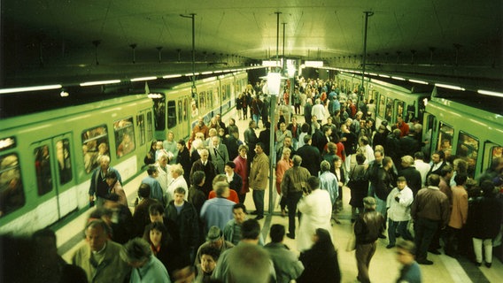 Viele Personen sind auf einem U-Bahnhof unterwegs. © ÜSTRA Archiv 