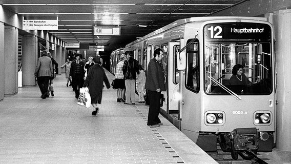 Auf einem historischen schwarz-weiß Foto sieht man einen U-Bahnsteig mit einem Zug der Linie 12 Richtung Hauptbahnhof. © ÜSTRA Archiv Foto: Wilhelm Hauschild