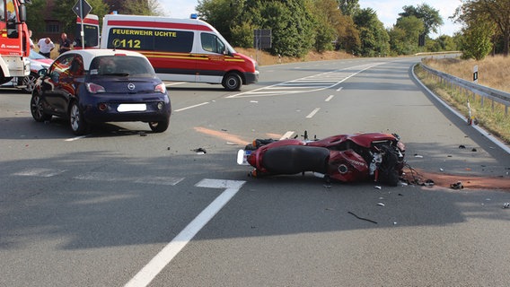 Ein Motorrad liegt nach einem Unfall auf der Straße. © Polizeikommissariat Stolzenau 