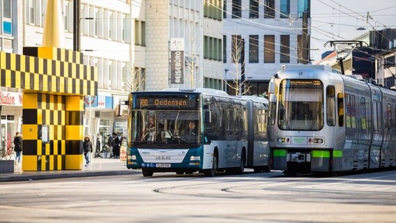 Ein Bus und eine Stadtbahn fahren in Hannover nebeneinander her. © picture alliance/dpa Foto: Moritz Frankenberg