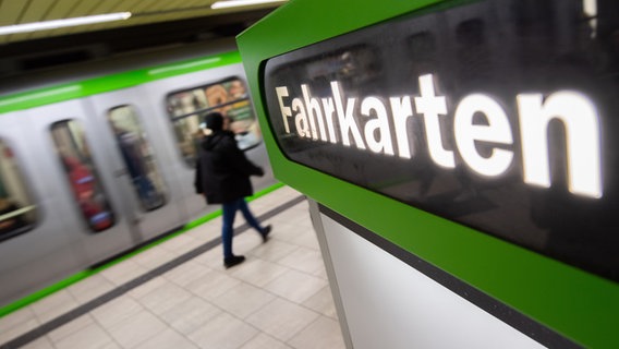 Ein Fahrkartenautomat in einer Straßenbahn-Haltestelle in Hannover. © picture alliance Foto: Julian Stratenschulte