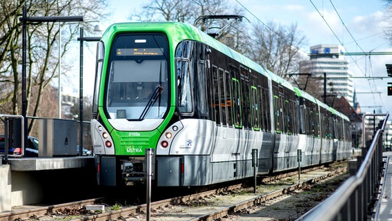 Eine Stadtbahn der Üstra Hannoversche Verkehrsbetriebe steht an der Haltestelle Leibniz Universität. © picture alliance/dpa | Hauke-Christian Dittrich Foto: Hauke-Christian Dittrich