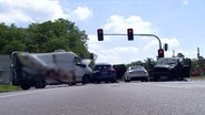 Mehrere Fahrzeuge stehen nach einem Unfall an einer Kreuzung. © HannoverReporter 