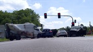 Mehrere Fahrzeuge stehen nach einem Unfall an einer Kreuzung. © HannoverReporter 