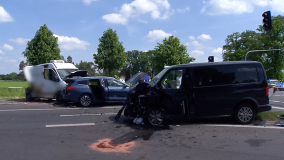 Mehrere Fahrzeuge stehen nach einem Unfall an einer Kreuzung. © HannoverReporter 