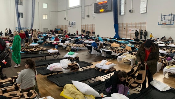 Das Bild zeigt Menschen die aus der Ukraine nach Deutschland geflüchtet sind. Das Bild zeigt Menschen die aus der Ukraine nach Deutschland geflüchtet sind. © NDR