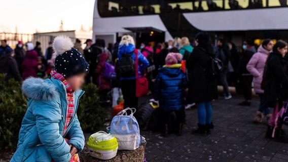 Aus der Ukraine geflüchtete Menschen kommen am Messegelände in Hannover an. © dpa Foto: Moritz Frankenberg