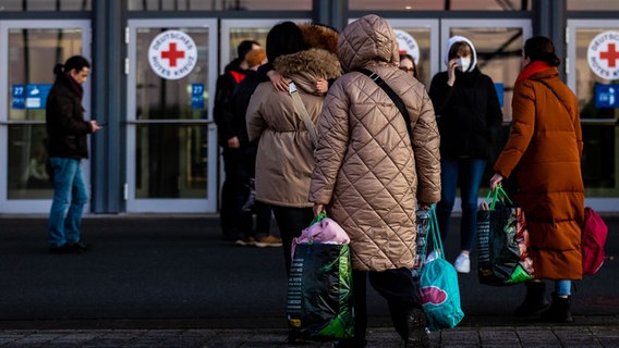 People fleeing Ukraine arrive at the exhibition center in Hanover.  © picture alliance/dpa/Moritz Frankenberg Photo: Moritz Frankenberg