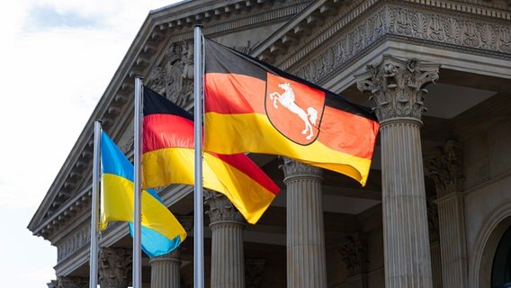 Die Nationalflaggen der Ukraine, der Bundesrepublik Deutschland und die Flagge vom Bundesland Niedersachsen wehen vor dem Niedersächsischen Landtag © dpa Foto: Michael Matthey