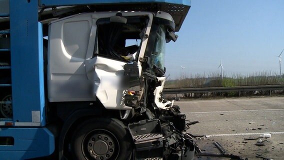 Ein Lkw steht mit eingedrückter Front an einer Unfallstelle. © TeleNewsNetwork 