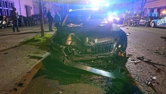 Ein stark demoliertes Auto nach einem Unfall. © Polizei Hannover 