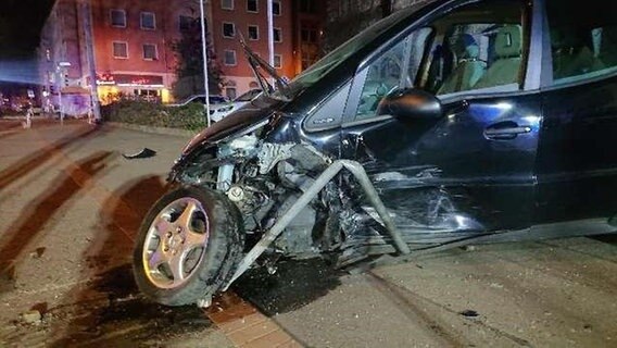 Ein demoliertes Auto steht an einer Straße. © Polizei Hannover Foto: Polizei Hannover