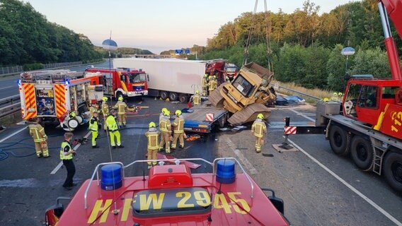 Feuerwehr und Polizei sind nach einem Unfall auf der A2 im Einsatz. © Uncredited/dpa 