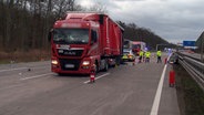 Ein zerstörter Pkw steht nach einem Unfall hinter einem Sattelzug auf der A7. © HannoverReporter 