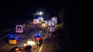 Ein beschädigter Pkw steht nach einem Unfall auf der A7 hinter einem Sattelschlepper. © HannoverReporter 