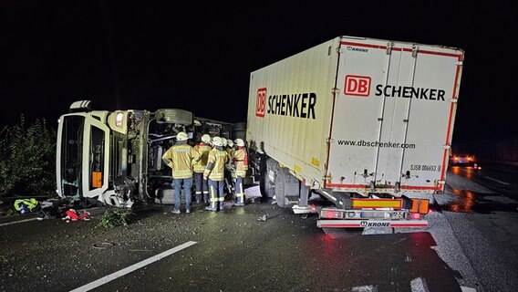 Ein umgekippter Lkw liegt neben einem weiteren Lkw auf der A2. © Feuerwehr Dedensen 