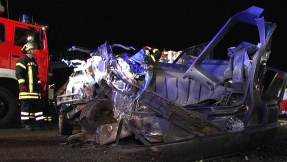 Durch einen Unfall auf der A 2 bei Lehrte wurde PKW total zerstört. © Nonstop-News 