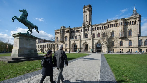 Das Universitätshauptgebäude von Hannover. Zwei Personen gehen auf den Haupteingang zu. © picture alliance/Silas Stein/dpa Foto: Silas Stein/dpa