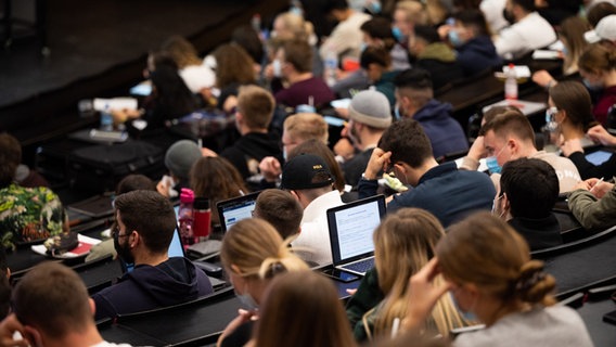 Studierende sitzen, teils mit Laptop, zur Vorlesung in einem Hörsaal. (Zu: "Rot-Grün will mehr Professorinnen an den Unis") © picture alliance/dpa | Julian Stratenschulte Foto: Julian Stratenschulte/dpa