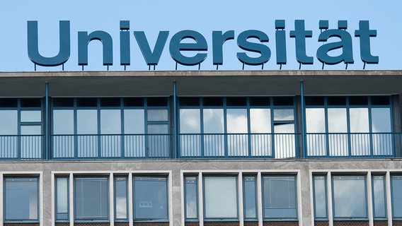 Hannover: Der Schriftzug "Universität" ist auf dem Dach des Continental-Hochhauses der Leibniz-Universität zu sehen. © picture alliance/dpa Foto: Silas Stein