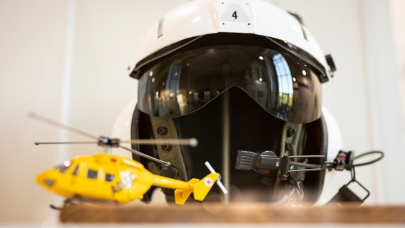 Der Helm eines Piloten eines Rettungshubschraubers, der bei dem Zugunglück von Eschede (1998) im Einsatz war. © dpa-Bildfunk Foto: Moritz Frankenberg