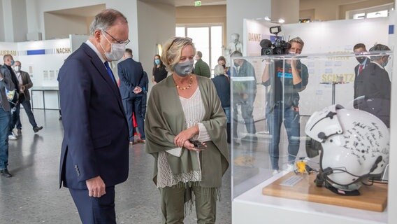 Stephan Weil (SPD) in der Ausstellung "Unser Schatz" im Landesmuseum Hannover. © NDR Foto: Axel Herzig