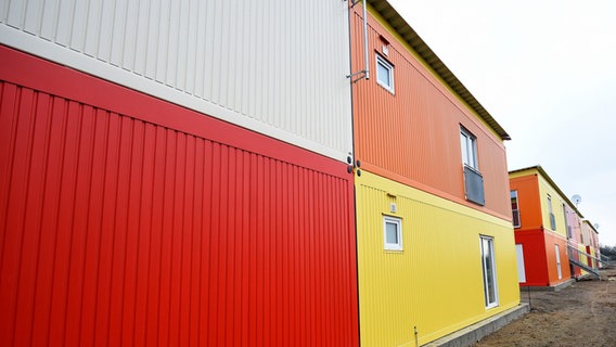 Eine im Bau befindliche und noch unbewohnte Containerstadt für Flüchtlinge in Hannover Vinnhorst. © picture alliance / dpa | Holger Hollemann Foto: Holger Hollemann