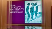 Ein Foto mit drei Nackten Frauen, daneben der Text "Was machte man nackt?" © NDR Foto: Julia Willkomm