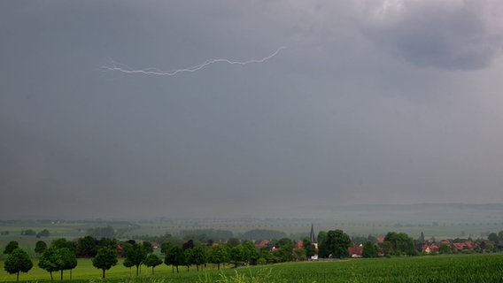 Eine Gewitterfront mit Blitzen zieht bei Bockenem über den Landkreis Hildesheim hinweg. © dpa Foto: Julia Stratenschulte