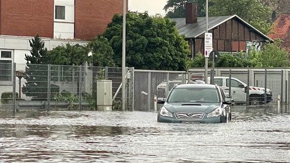 Ein Auto steht bis zum Scheinwerfer in Wasser. © HannoverReporter 