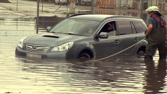 Ein Auto steht bis zum Scheinwerfer in Wasser. © HannoverReporter 