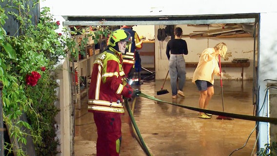 Mehrere Feuerwehr-Fahrzeuge stehen abends auf einer Straße. © NonstopNews 