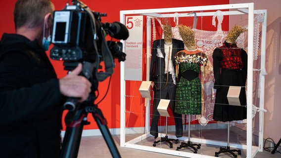 Die Ausstellung "use-less" im Kestner Museeum beschäftigt sich mit dem nachhaltigen Umgang mit Kleidung. © dpa-Bildfunk Foto: Julian Stratenschulte