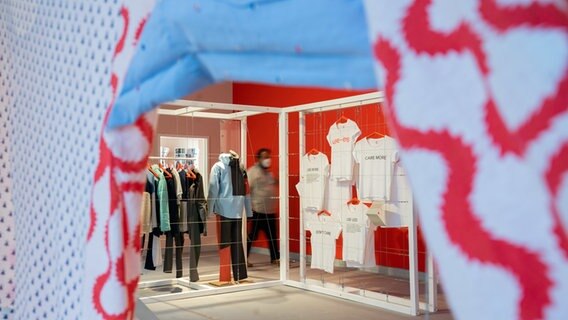 Slow Fashion gegen Verschwendung und hässliche Kleidung· im Museum August Kestner. © dpa-Bildfunk Foto: Julian Stratenschulte