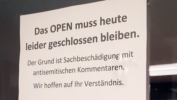 Ein Schild weist darauf hin, dass das "Open" wegen Sachbeschädigung mit antisemitischen Kommentaren geschlossen bleibt. © Landeshauptstadt Hannover 