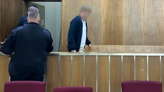 Der 21-jährige Angeklagte betritt den Verhandlungssaal im Landgericht Hannover. © Christina Sticht/dpa Foto: Christina Sticht/dpa