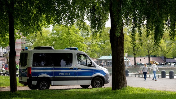 Ein Polizeifahrzeug steht am Nordufer vom Maschsee in Hannover. © dpa-Bildfunk Foto: Moritz Frankenberg