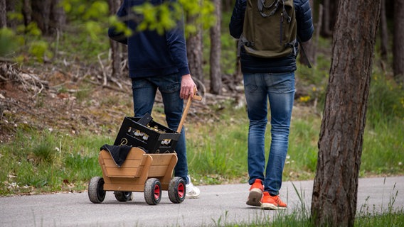 Zwei Jugendliche ziehen auf einem Bollerwagen eine Kiste Bier hinter sich her. © dpa-Bildfunk Foto: Daniel Karmann