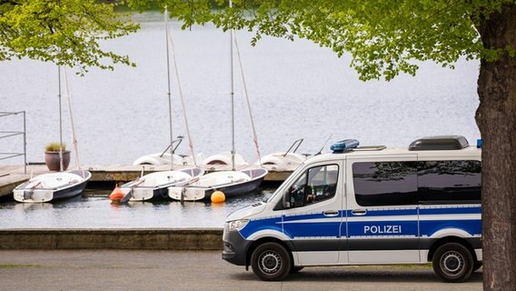 Hannover: Ein Polizeifahrzeug fährt am Maschsee entlang. © dpa-Bildfunk Foto: Moritz Frankenberg