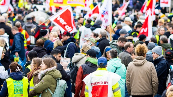 Demonstranten nehmen an einer Kundgebung auf dem Trammplatz vor dem Neuen Rathaus teil. © picture alliance/dpa | Moritz Frankenberg Foto: Moritz Frankenberg