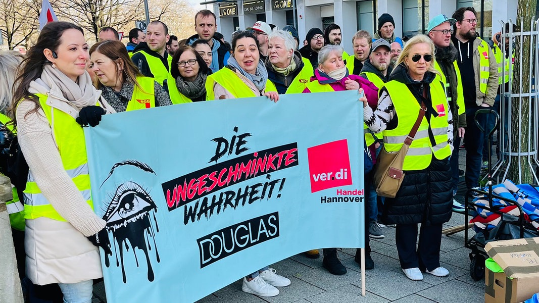 Easter strike in retail: rally in Hanover |  > – News – Lower Saxony