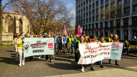 Gewerkschafter bei einer Kundgebung von ver.di in Hannover © NDR 