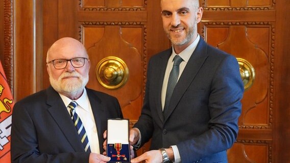 Hannovers Oberbürgermeister übergibt Reinhold Fahlbusch ein Verdienstkreuz. © Landeshauptstadt Hannover Foto: Dennis Dix